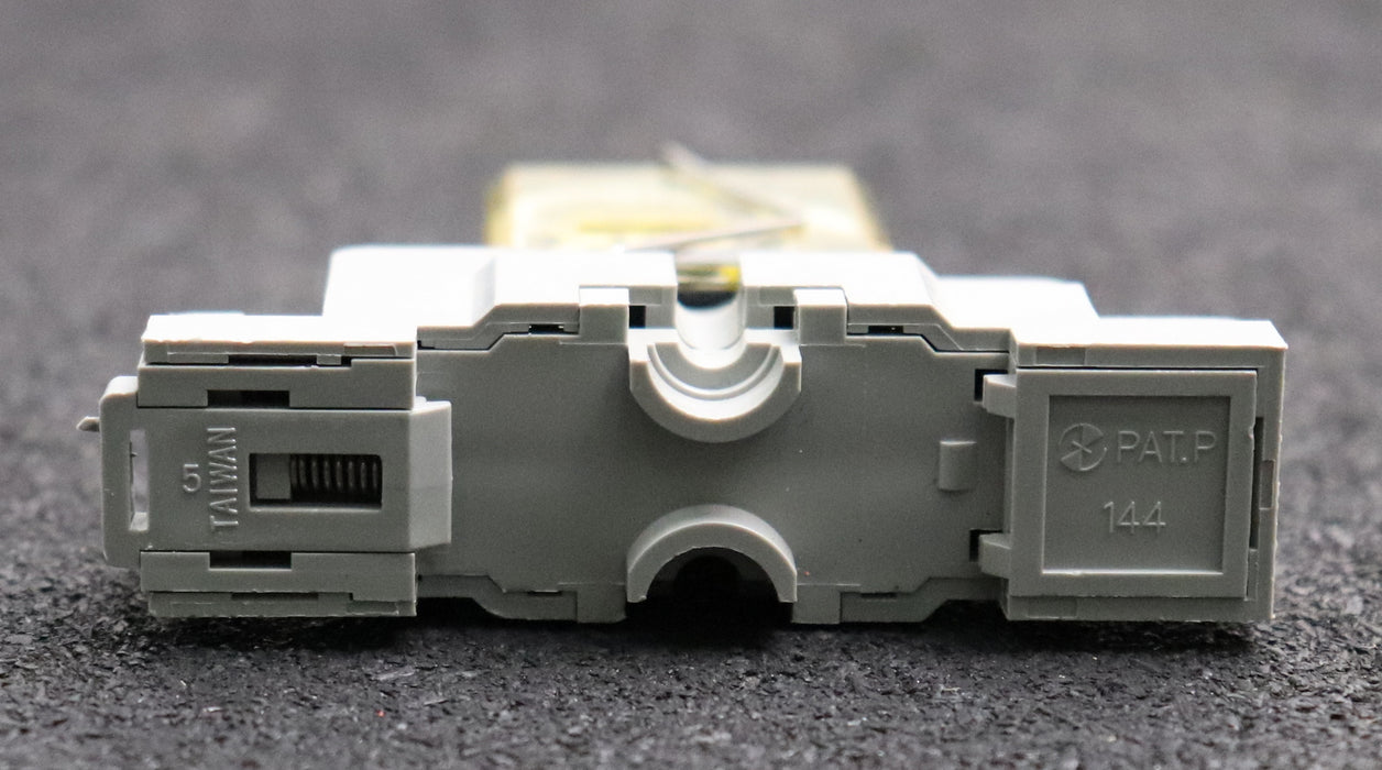 Bild des Artikels IDEC-7x-Relaisfassung-mit-Steckrelais-SH1B-05-+-RH1B-U-24VDC-unbenutzt