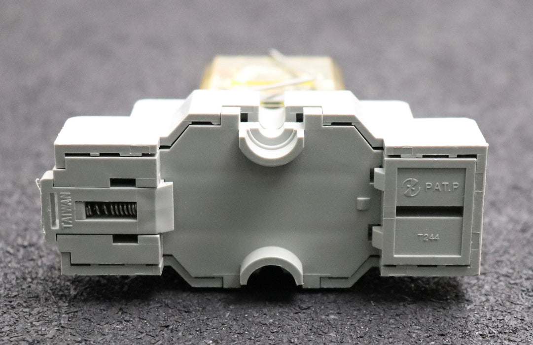 Bild des Artikels IDEC-6x-Relaisfassung-mit-Steckrelais-SH2B-05-+-RH2B-UL-24VDC-unbenutzt