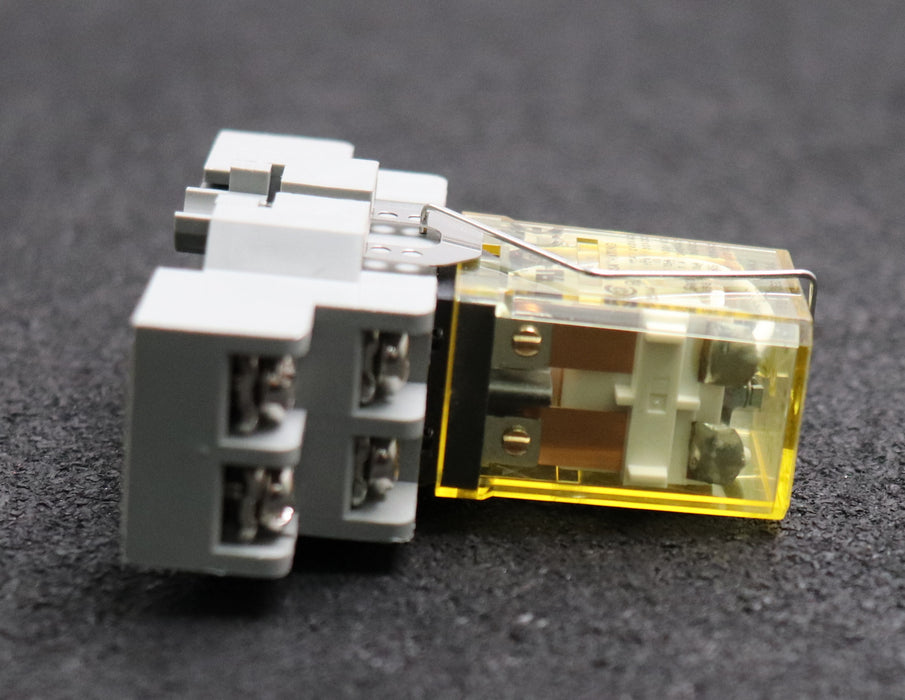 Bild des Artikels IDEC-6x-Relaisfassung-mit-Steckrelais-SH2B-05-+-RH2B-UL-24VDC-unbenutzt