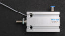 Bild des Artikels FESTO-Kompaktzylinder-mit-Näherungsschalter-DMM-25-20-P-A-Mat.Nr.-158536