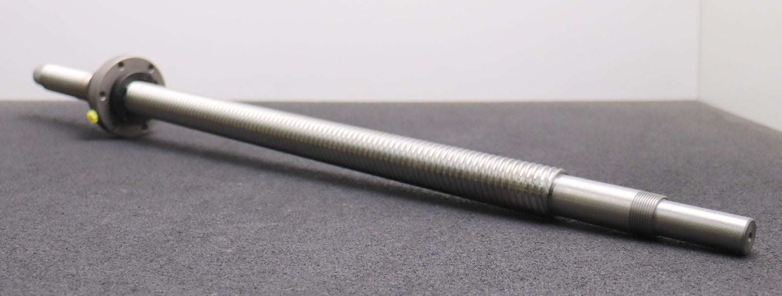 Bild des Artikels NEFF-Kugelgewindespindel-KGS-R-32x20-T10-RH-4-gängig-GewindeØ-32mm