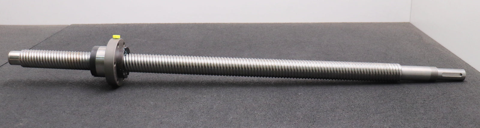 Bild des Artikels NEFF-Kugelgewindespindel-KGS-R-32x20-T10-RH-4-gängig-GewindeØ-32mm