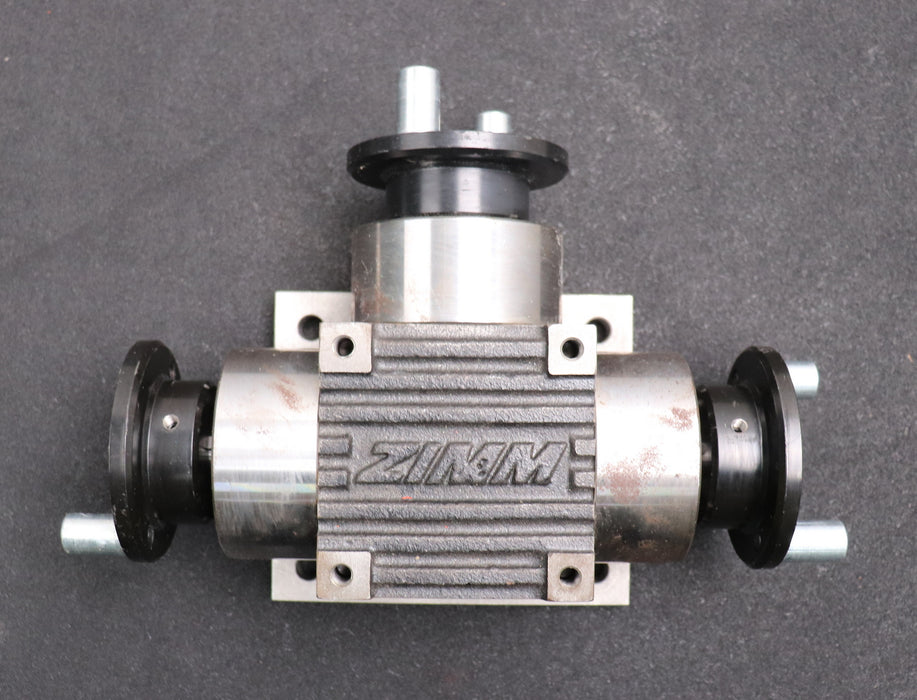 Bild des Artikels ZIMM-Kegelradgetriebe-i=-1:1-n=-1500U/min-spiralverzahnt-30,1Nm---150x130mm