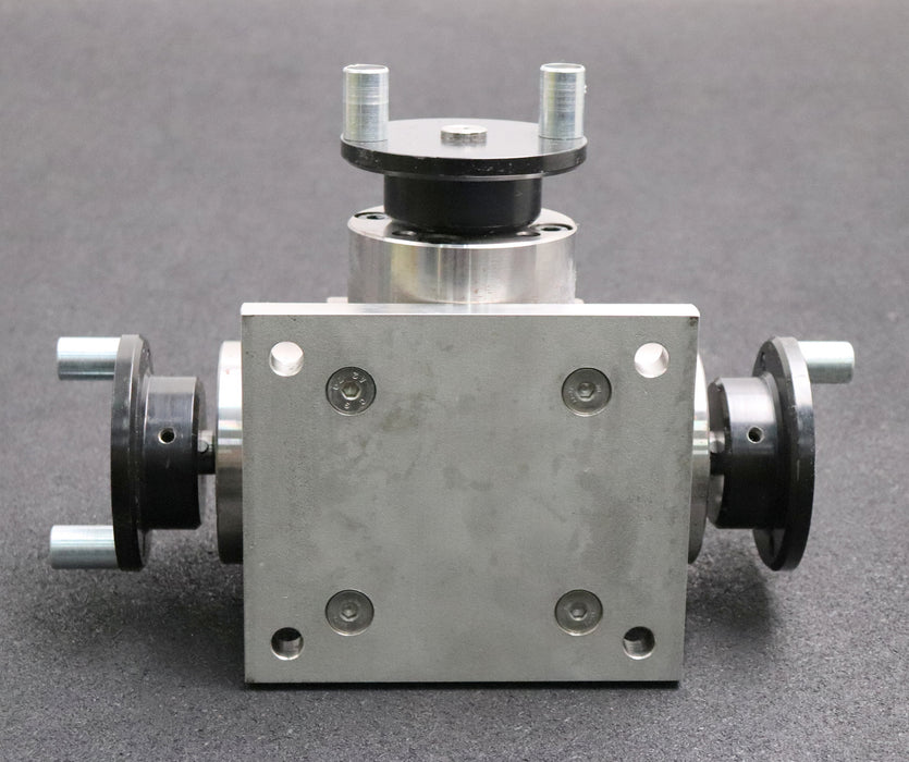 Bild des Artikels ZIMM-Kegelradgetriebe-i=-1:1-n=-1500U/min-spiralverzahnt-30,1Nm---150x130mm