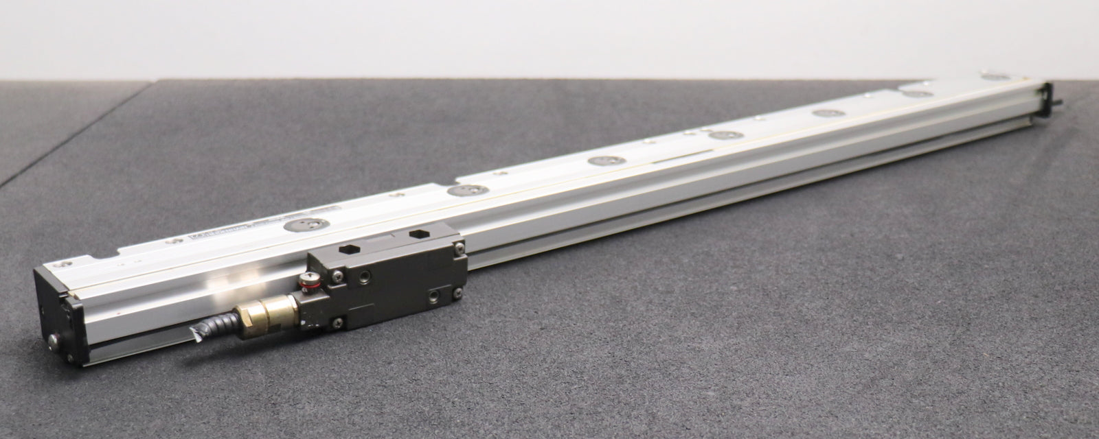 Bild des Artikels HEIDENHAIN-Linearmaßstab-LS-107-Messlänge-640mm-ID.Nr.-21849647-mit-Lesekopf