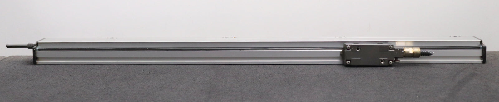 Bild des Artikels HEIDENHAIN-Linearmaßstab-LS-107-Messlänge-640mm-ID.Nr.-21849647-mit-Lesekopf