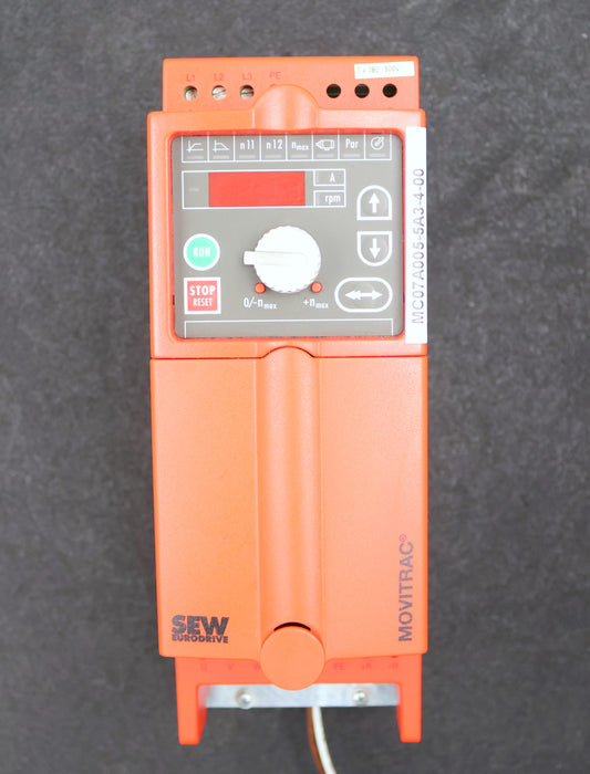 Bild des Artikels SEW-MOVITRAC-Frequenzumrichter-Typ-MC07A005-5A3-4-00-IN:-3x-380…500V