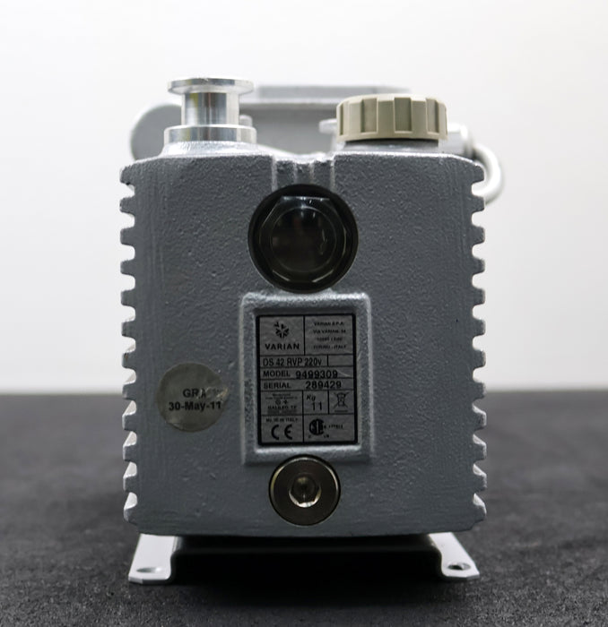Bild des Artikels VARIAN-Zweistufige-Drehschieberpumpe-Model-9499309-DS-42-RVP-220v