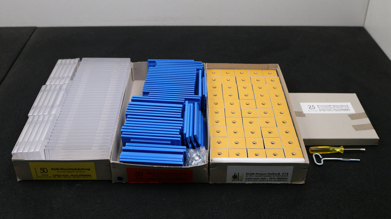 Bild des Artikels SCHILDER-KLUG-Rohrkennzeichnung-50x-Schilder+Klarsichtabdeckung+Halter+Band