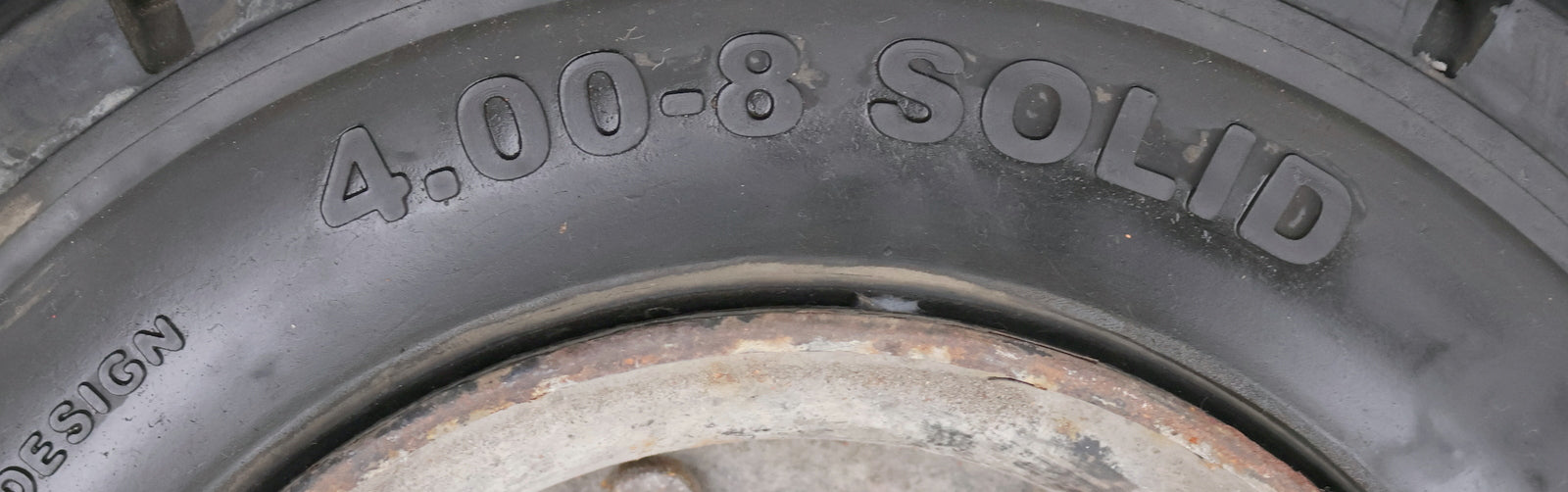 Bild des Artikels STARCO-TUSKER-8"-Vollgummi-Reifen-CSE-ROBUST-SC20-4.00-8-/-3.00-SOLID-RIM3.00D-8
