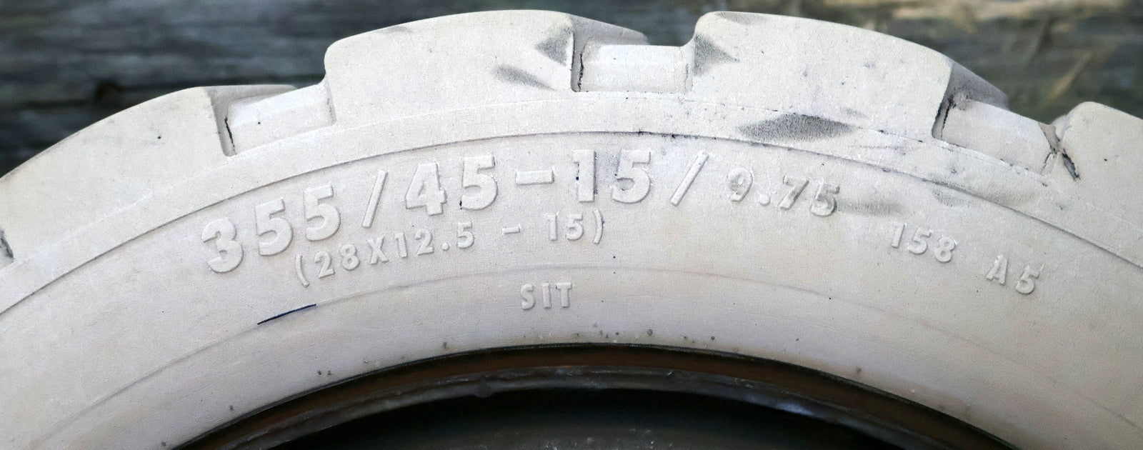 Bild des Artikels CONTINENTAL-Vollgummi-Reifen-CSE-ROBUST-SC15-SC15-355/45-15/9.75-(28x12.54-15)