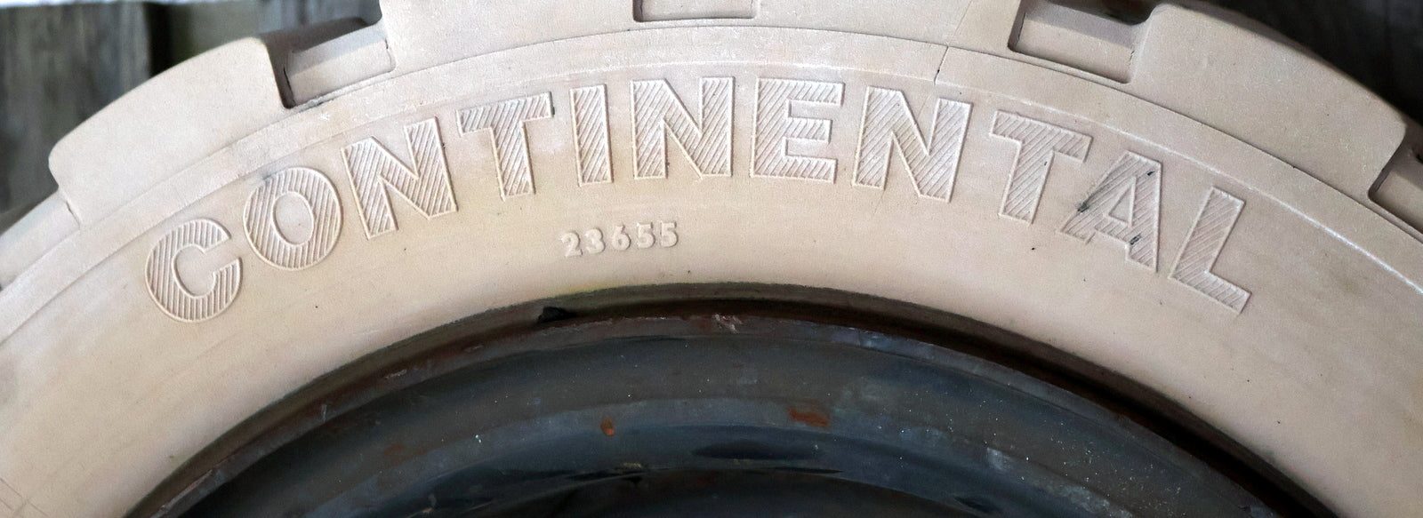 Bild des Artikels CONTINENTAL-Vollgummi-Reifen-CSE-ROBUST-SC15-SC15-355/45-15/9.75-(28x12.54-15)