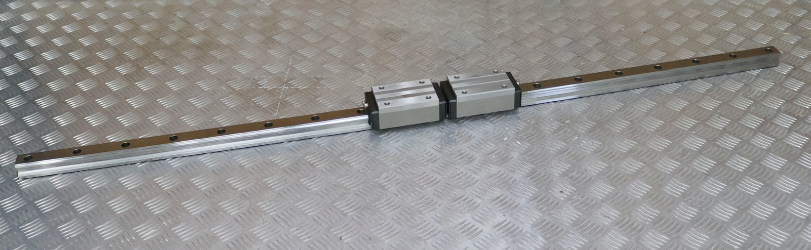 Bild des Artikels THK-Linearführung-mit-2-Führungswagen-HSR35LR2SS+1400LII-unbenutzt