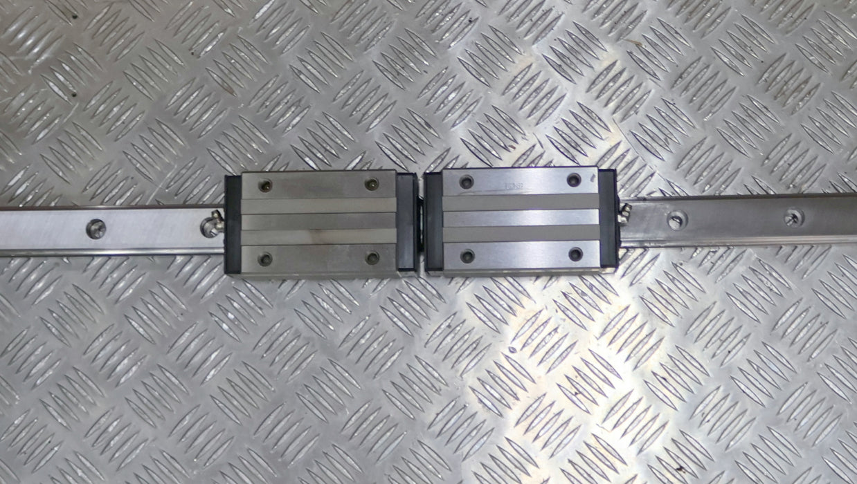 Bild des Artikels THK-Linearführung-mit-2-Führungswagen-HSR35LR2SS+1400LII-unbenutzt