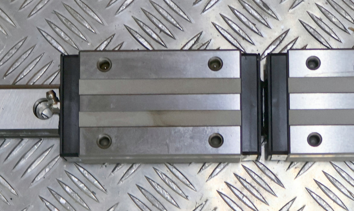 Bild des Artikels THK-Linearführung-mit-2-Führungswagen-HSR35LR2SS+1400LII-unbenutzt