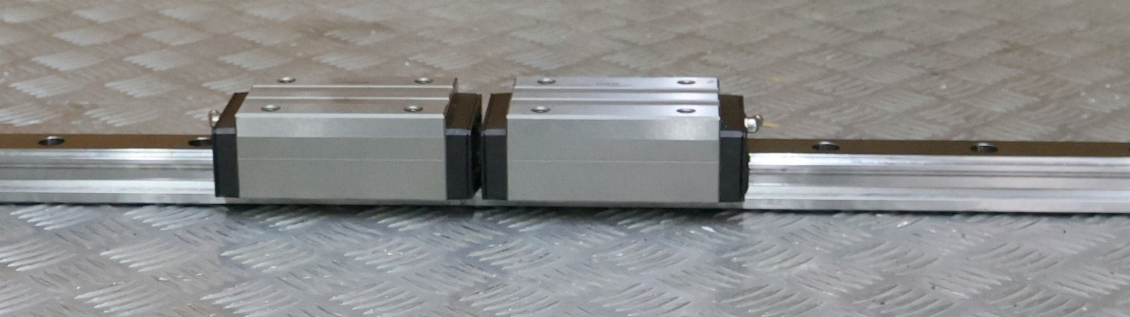 Bild des Artikels THK-Linearführung-mit-2-Führungswagen-HSR35LR2SS+1400LII-unbenutzt