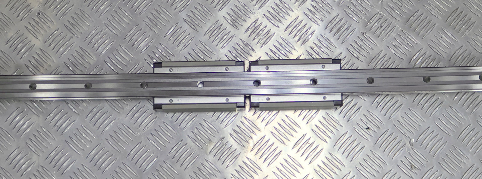 Bild des Artikels THK-Linearführung-mit-2-Führungswagen-HSR35LR2SS+1400LII-unbenutzt