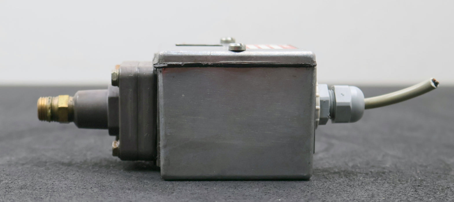 Bild des Artikels BARKSDALE-Druckschalter-Typ-E1H-H90-P4-GE141-Einstellbereich-0,21…6bar