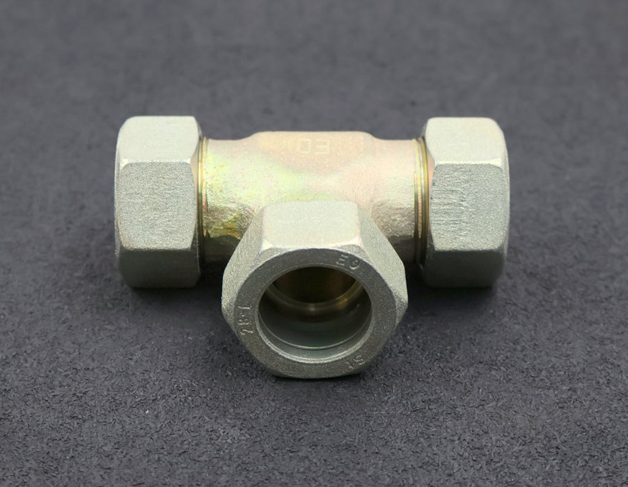 Bild des Artikels T-Verschraubung-aus-Stahl-für-28mm-Rohre-unbenutzt