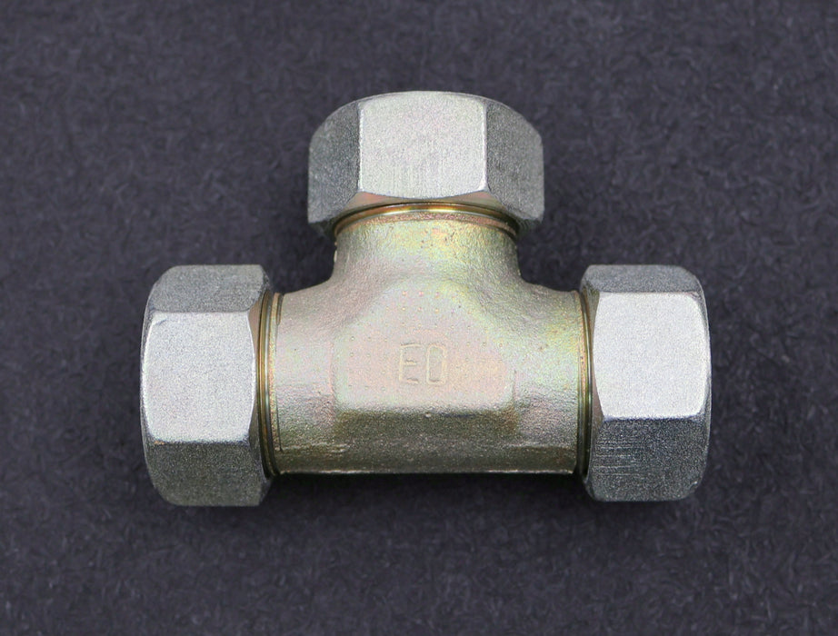 Bild des Artikels T-Verschraubung-aus-Stahl-für-28mm-Rohre-unbenutzt