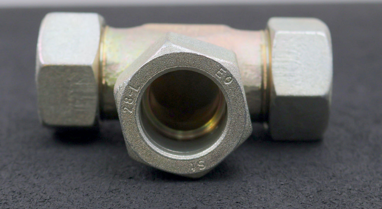 Bild des Artikels T-Verschraubung-aus-Stahl-für-28mm-Rohre-unbenutzt