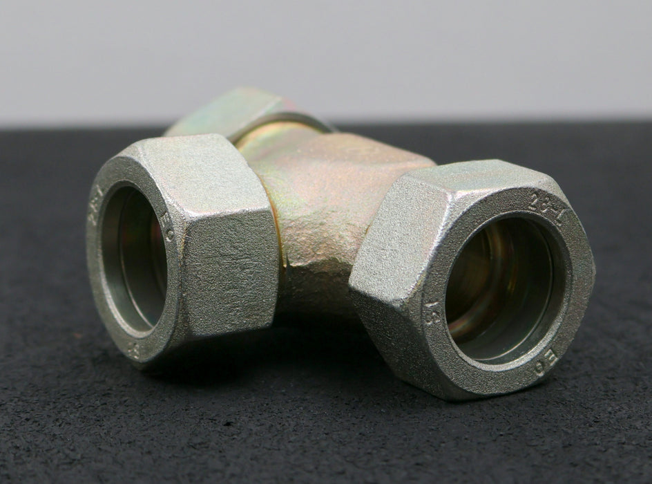 Bild des Artikels T-Verschraubung-aus-Stahl-für-28mm-Rohre-unbenutzt