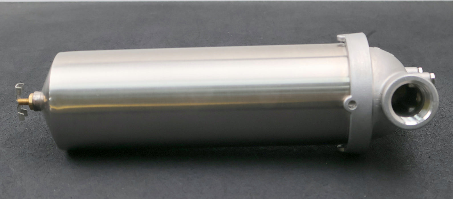 Bild des Artikels Edelstahl-Filtergehäuse-Größe-10''-Anschluß-1''-mit-2-Schraublöcher-unbenutzt