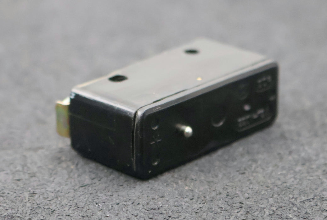 Bild des Artikels VEB-ROBOTRON-Gleichstrommikrotaster-Typ-B1-IP40-Klemme-IP00-220V-12A-unbenutzt