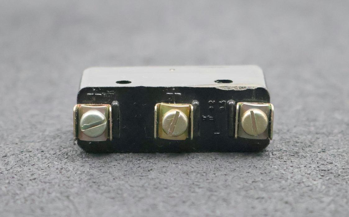 Bild des Artikels VEB-ROBOTRON-Gleichstrommikrotaster-Typ-B1-IP40-Klemme-IP00-220V-12A-unbenutzt