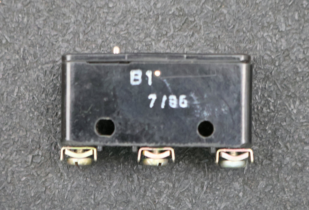 Bild des Artikels VEB-ROBOTRON-Gleichstrommikrotaster-Typ-B1-IP40-Klemme-IP00-220V-12A-unbenutzt