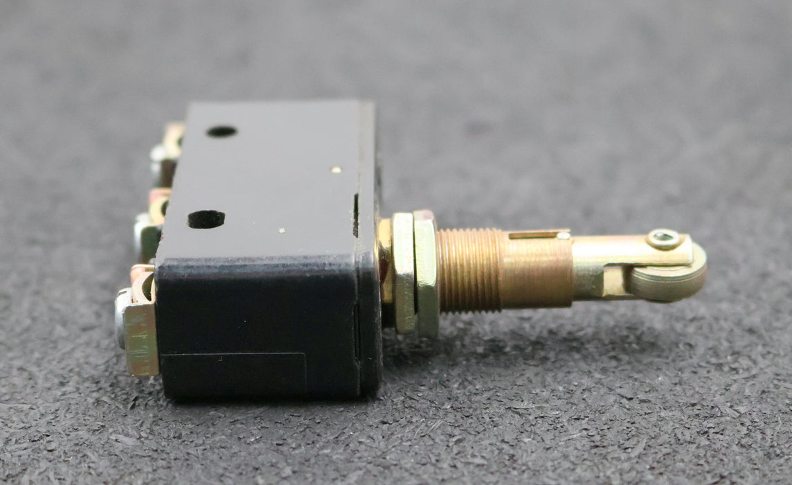 Bild des Artikels VEB-ROBOTRON-Gleichstrommikrotaster-Typ-B1.E1-IP40-Klemme-IP00-220V-12A