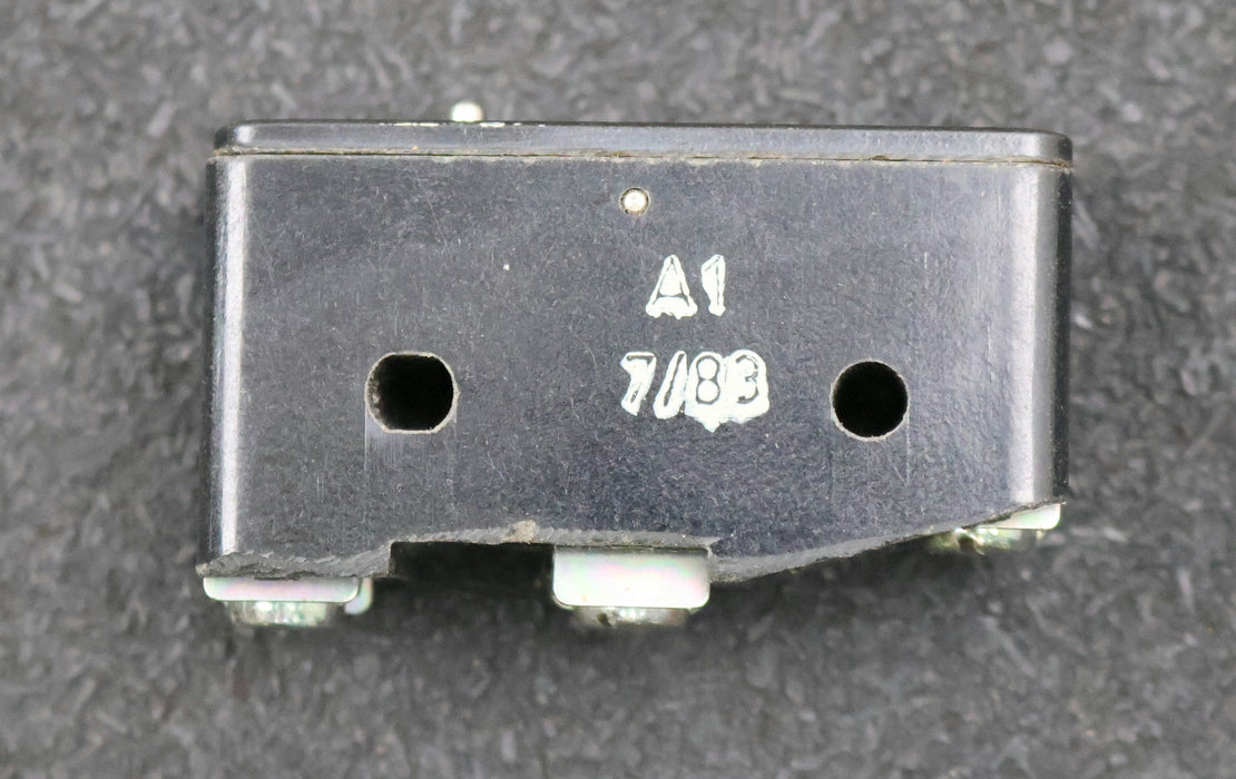 Bild des Artikels VEB-ROBOTRON-Gleichstrommikrotaster-Typ-A1-IP40-Klemme-IP00-380VAC-16A