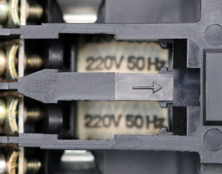 Bild des Artikels ISKRA-Leistungsschütz-K0-71E-20a-Spulenspannung-220V-50Hz-6A-380VAC-4A-500VAC