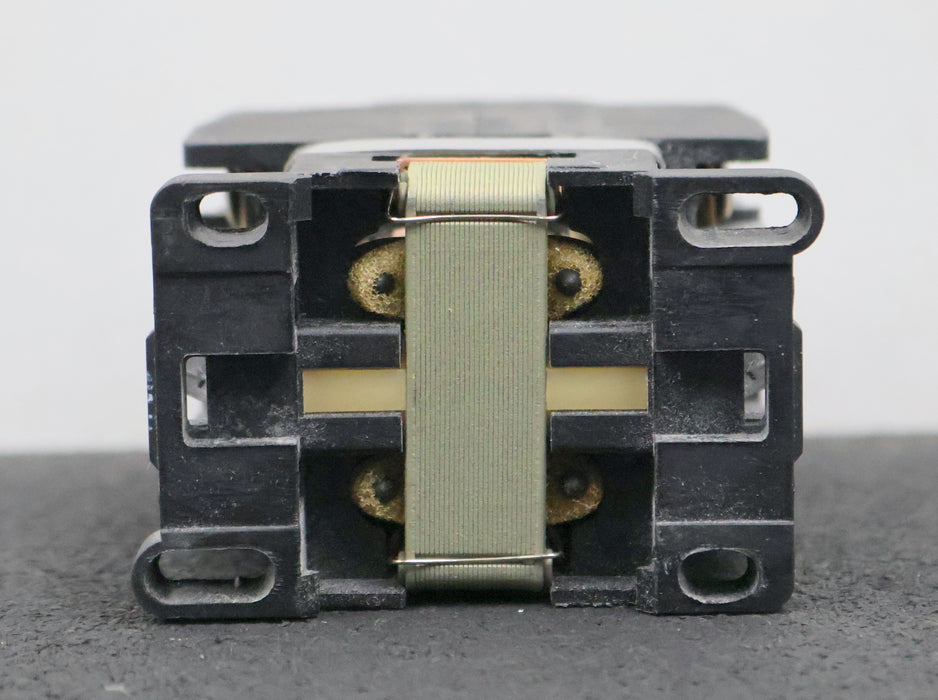 Bild des Artikels ISKRA-Leistungsschütz-K0-80E-20A-50Hz-6A-380VAC-4A-500VAC-Spulenspannung-220V