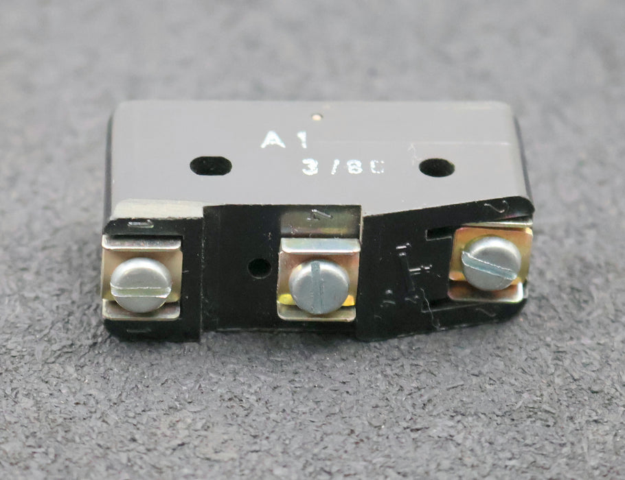 Bild des Artikels VEB-ROBOTRON-Mikroschalter-Typ-A1-380VAC-16A-IP40-Klemme-IP00-unbenutzt
