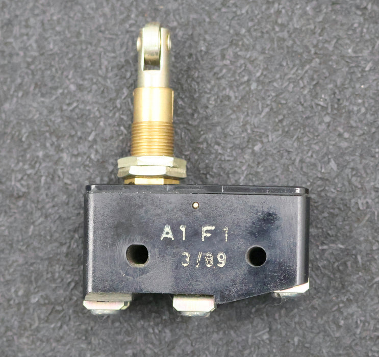 Bild des Artikels VEB-ROBOTRON-Gleichstrommikrotaster-Typ-A1.F1-380VAC-16A-IP40-Klemme-IP00