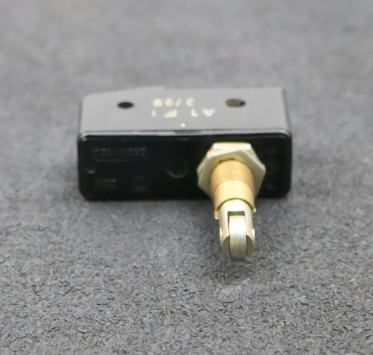 Bild des Artikels VEB-ROBOTRON-Gleichstrommikrotaster-Typ-A1.F1-380VAC-16A-IP40-Klemme-IP00