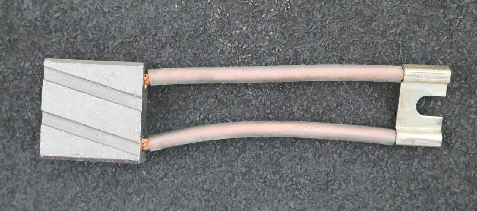 Bild des Artikels JULI-Kohlebürste-Blockkohlebürste-mit-zwei-Litzen-2506043