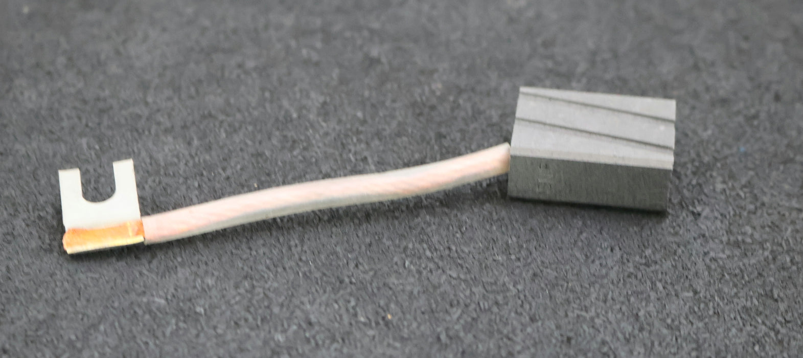 Bild des Artikels STILL-Kohlebürste-Blockkohlebürste-mit-einer-Litzen-Id.Nr.-320790
