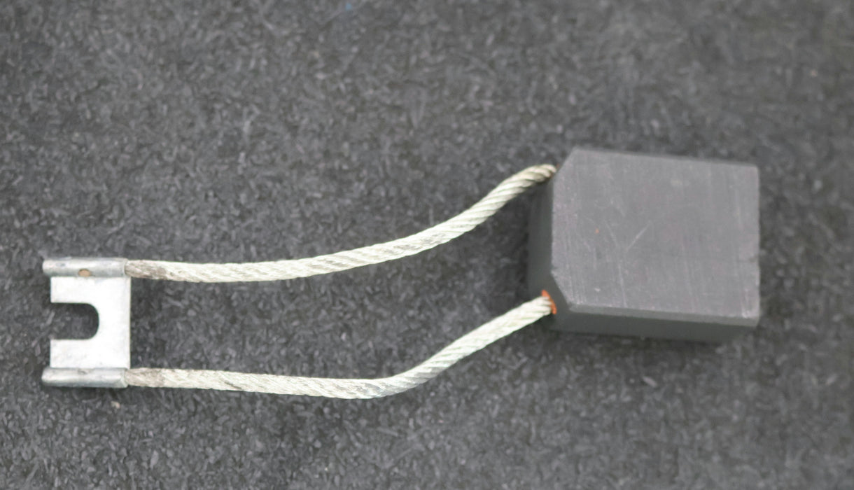 Bild des Artikels VEB-Kohlebürste-Blockkohlebürste-mit-zwei-Litzen-EKL-E8-Abmessungen-20x32x40mm