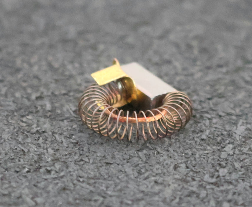 Bild des Artikels Kohlebürste-Blockkohlebürste-mit-einer-Litze-Abmessungen-5x4x12,4mm-Feder+Bügel