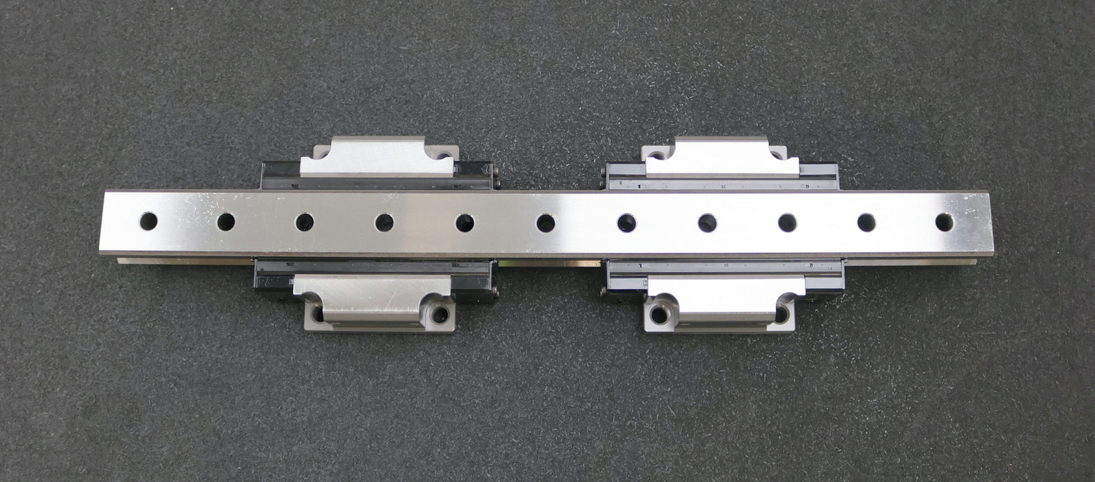 Bild des Artikels IKO-Linearführung-mit-2-Schlitten-LRX35-V039120-MN07180863-Schienenlänge-450mm