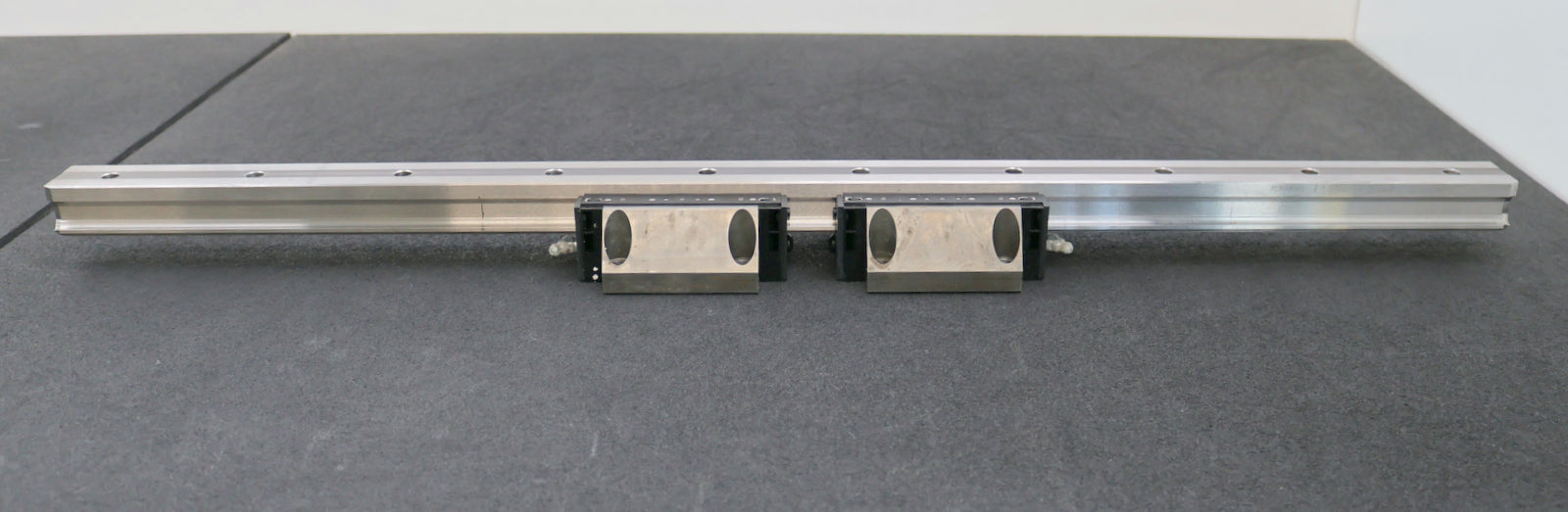Bild des Artikels INA-Linearführung-mit-2-Schlitten-KWSE35-G3-V2-Schienenlänge-780mm-gebraucht