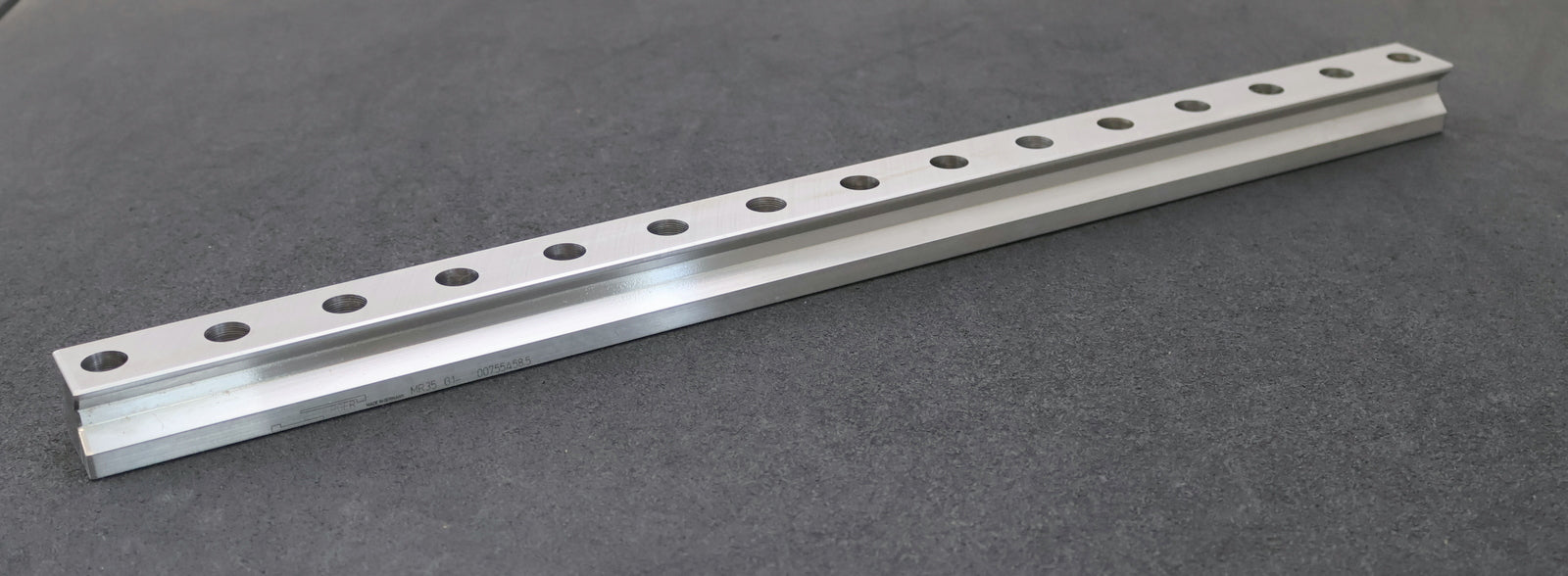 Bild des Artikels SCHNEEBERGER-Führungsschiene-MR-S-35-N-G1-KC-R1-0588-14-14-CN-Schienen:-588mm