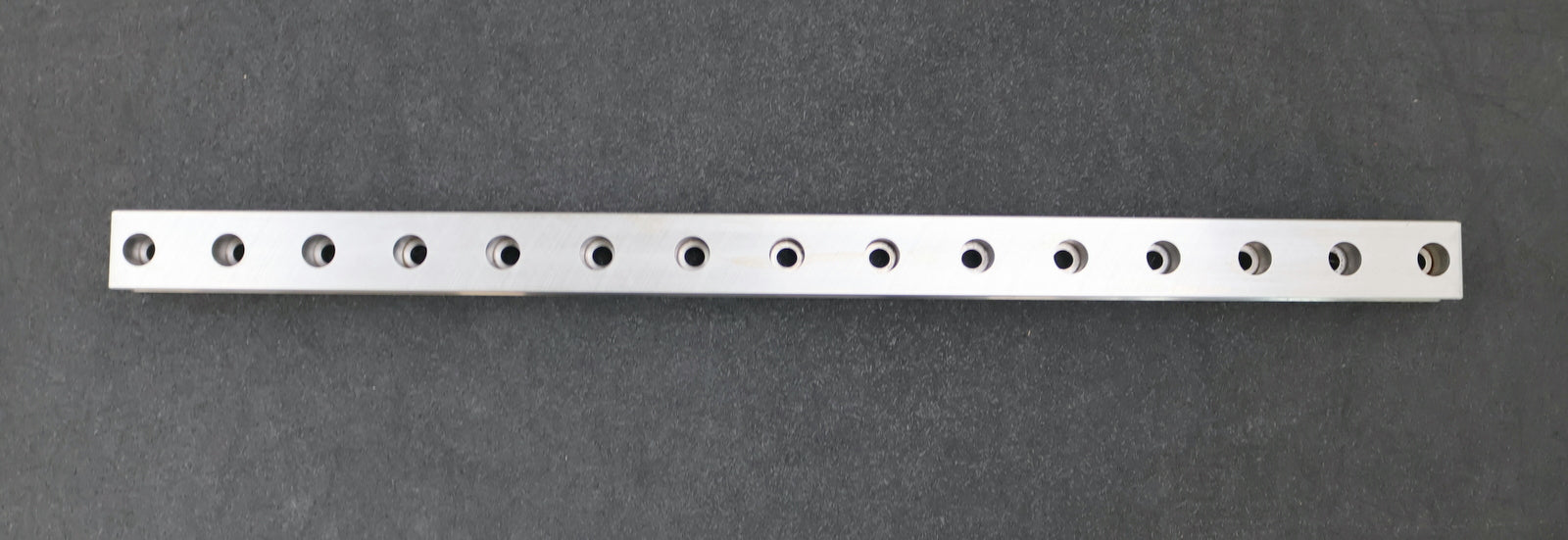 Bild des Artikels SCHNEEBERGER-Führungsschiene-MR-S-35-N-G1-KC-R1-0588-14-14-CN-Schienen:-588mm