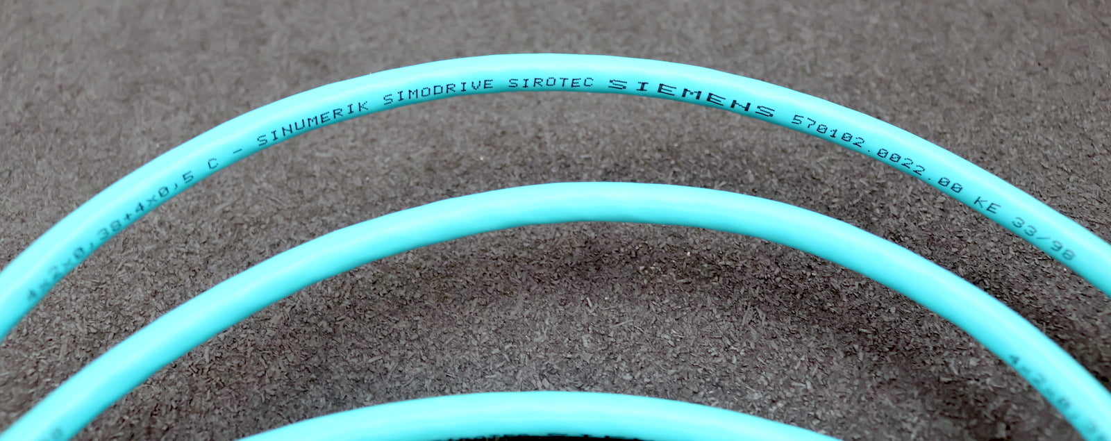 Bild des Artikels SIEMENS-8m-Signalleitung-6FX2002-2CB41-1AJ0-Stecker-1x-17-pol.-+-1x-15-pol.