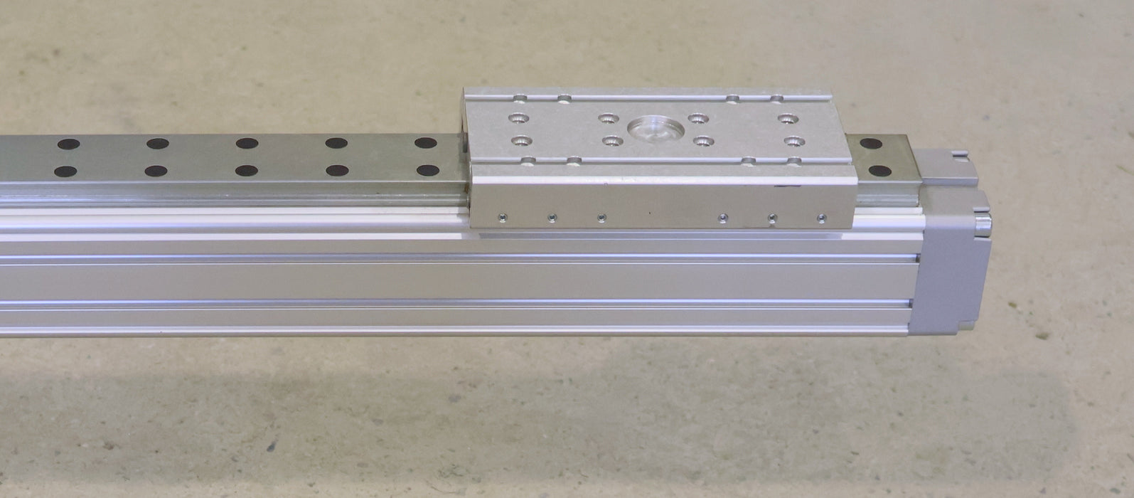 Bild des Artikels FESTO-Linearantrieb-DGPL-40-2600-PPV-A-KF-B-Mat.Nr.-161794-KolbenØ-40mm