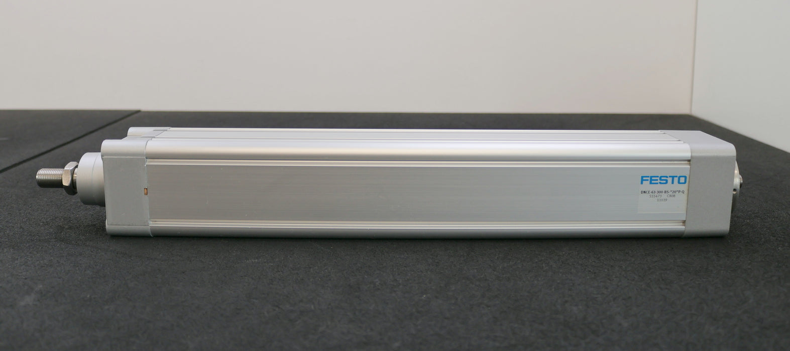 Bild des Artikels FESTO-Elektrozylinder-DNCE-63-300-BS-''20''P-Q-Mat.Nr.-555473-KolbenØ-63mm