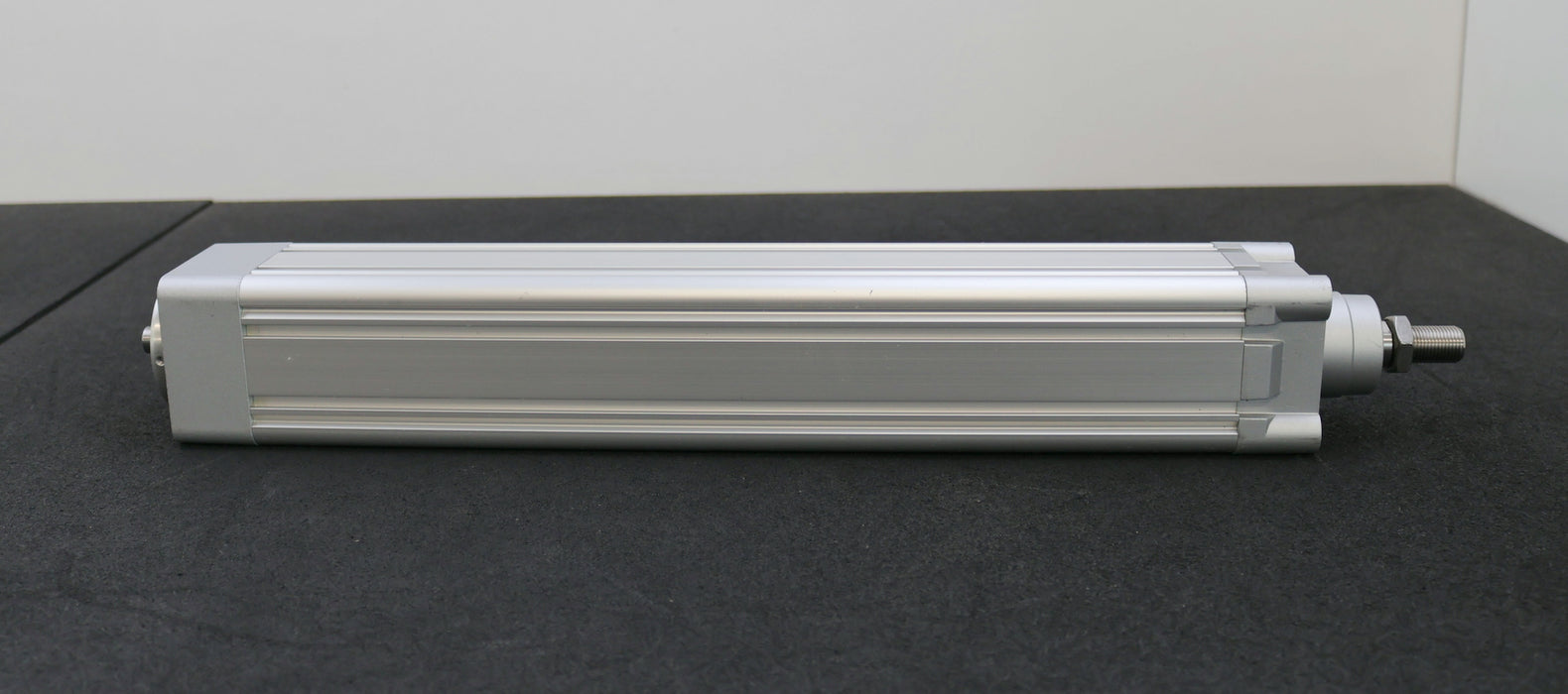 Bild des Artikels FESTO-Elektrozylinder-DNCE-63-300-BS-''20''P-Q-Mat.Nr.-555473-KolbenØ-63mm