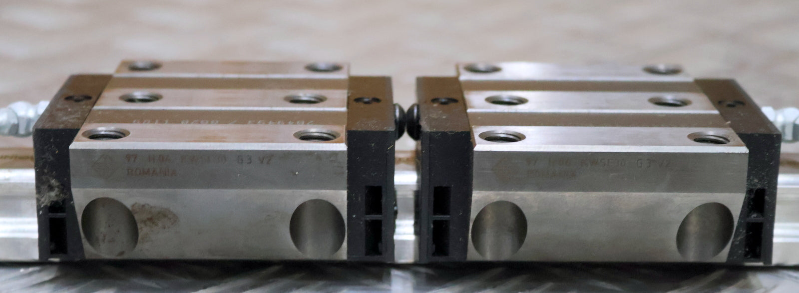 Bild des Artikels INA-Rollenumlaufeinheit-mit-2-Führungswagen-KWSE30-V2-A.1320.4385-Länge-135cm